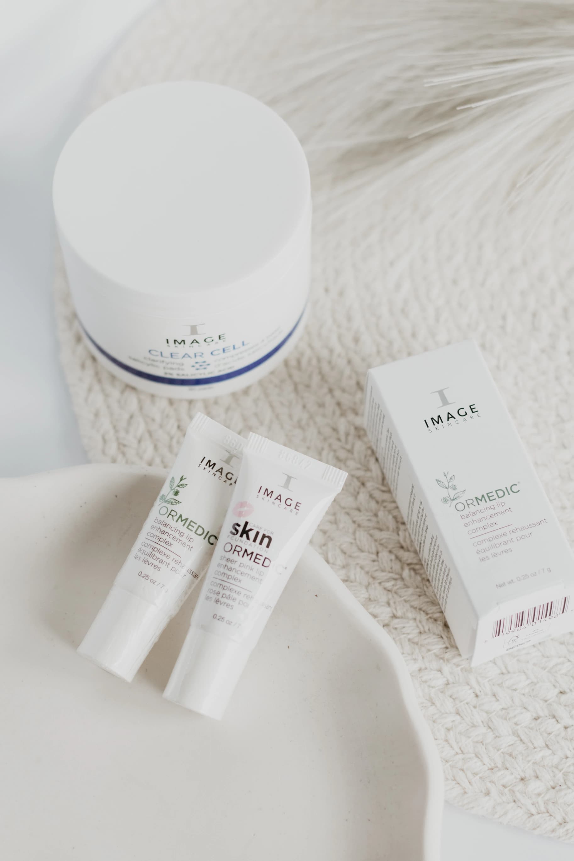 Collection de produits Image Skincare incluant le pot Clear Cell